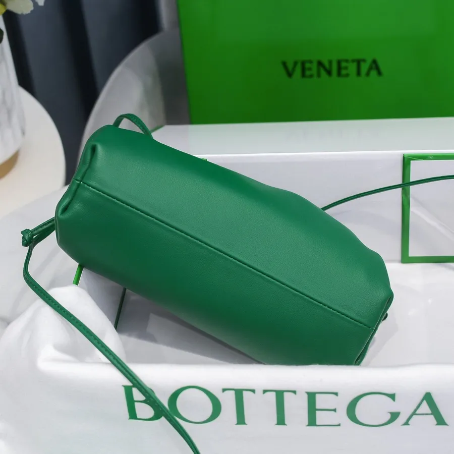 Batch 1120 Bottega Veneta cloud bag ☁️POUCH series, original plain calfskin, super low-key and attractive, soft and casual, major internet celebrity bloggers are crazy about calling it fashionable and classy, ​​lazy and intellectual, small size: 23*13*8 (small cloud plain) racing green
